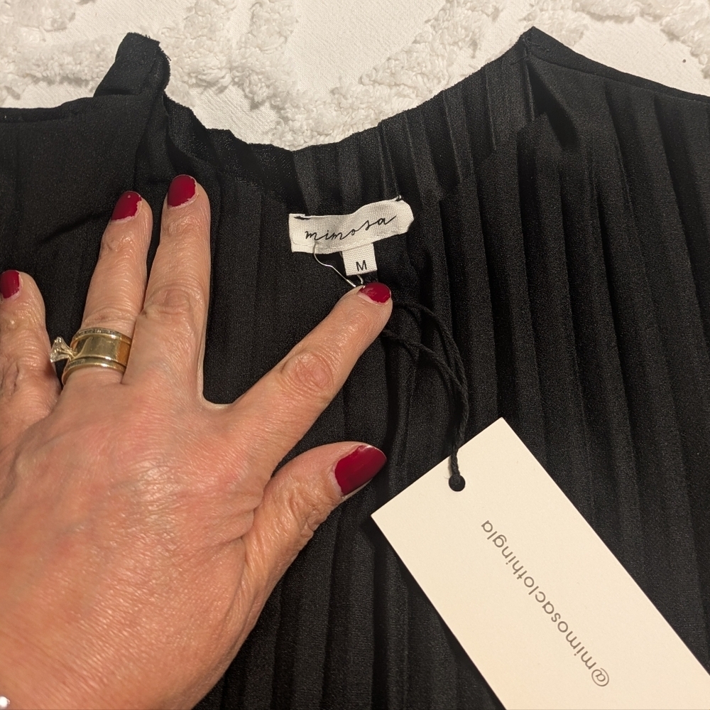 Elegant Black Midi Dress - Picture 2 of 3